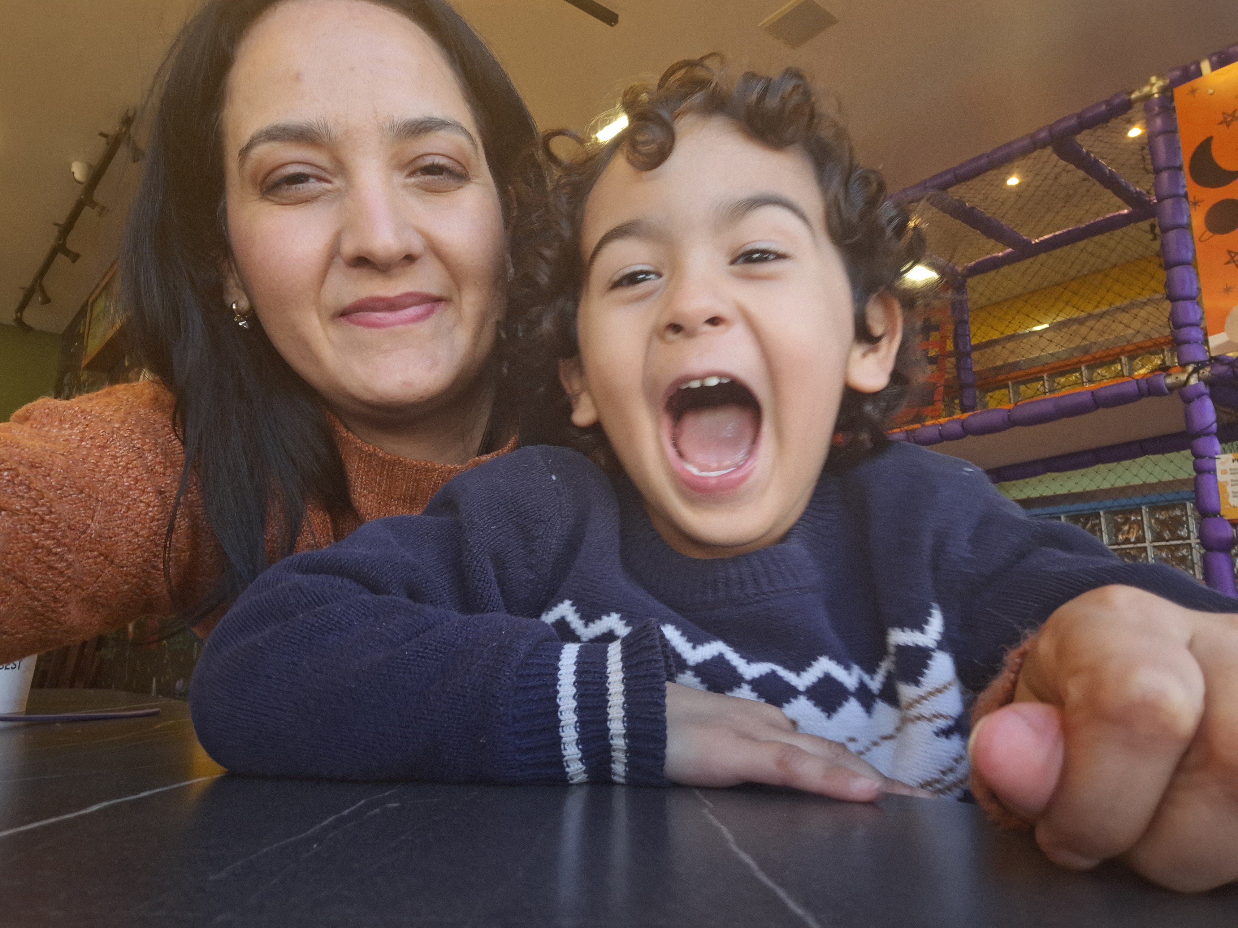 Mãe e filho caçula rindo juntos