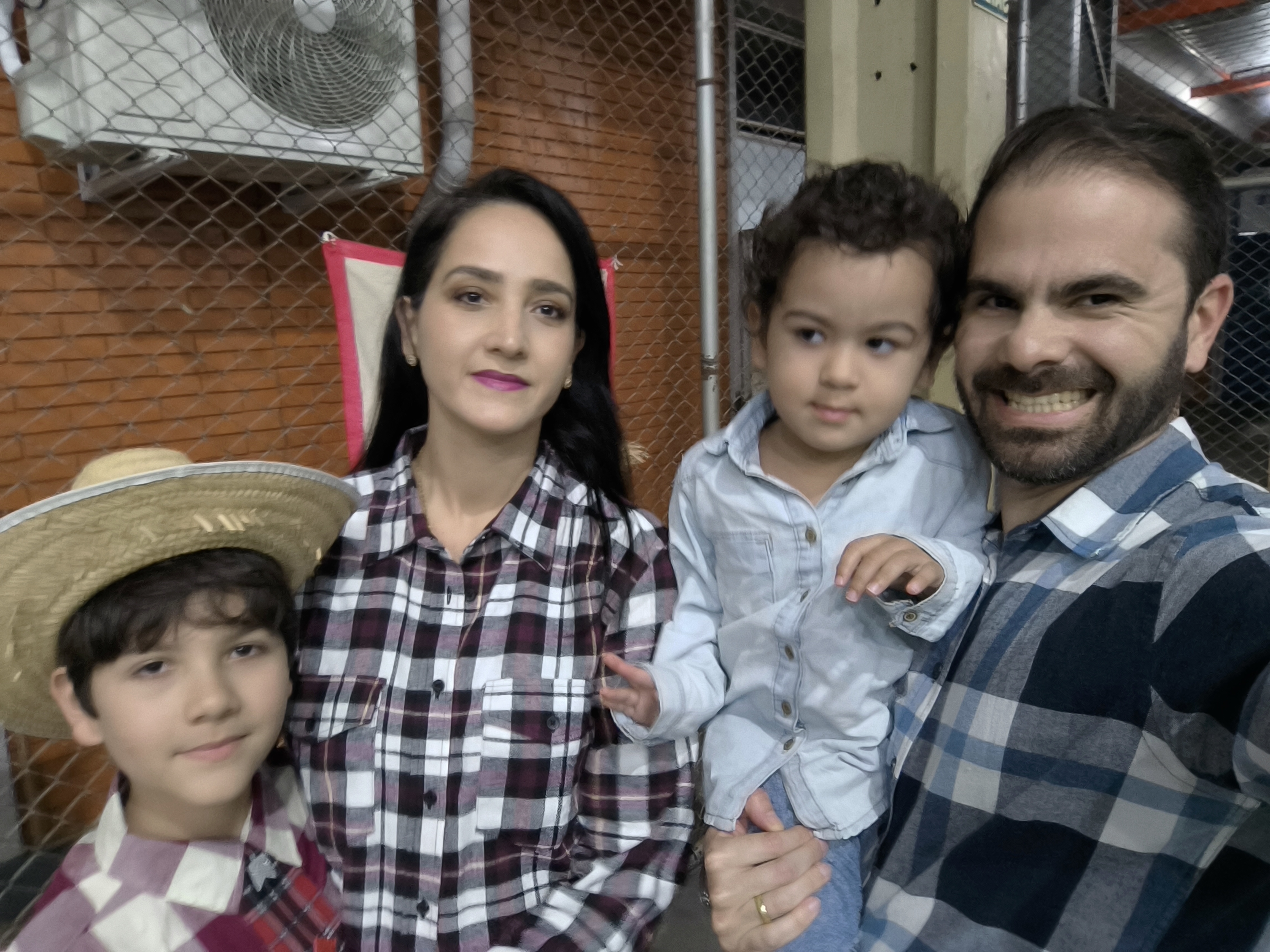 Família vestida para a festa junina