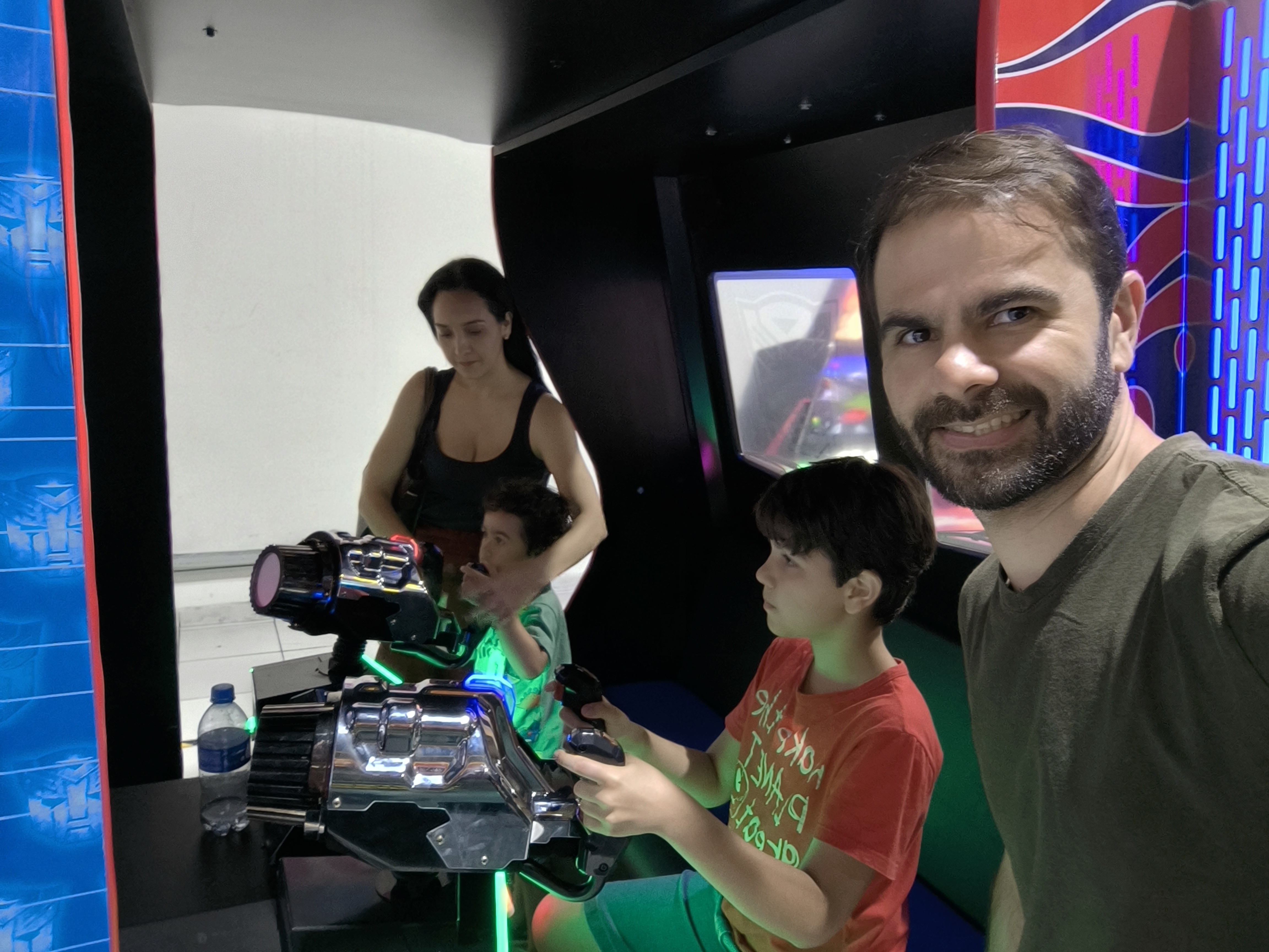 Família se divertindo nos jogos