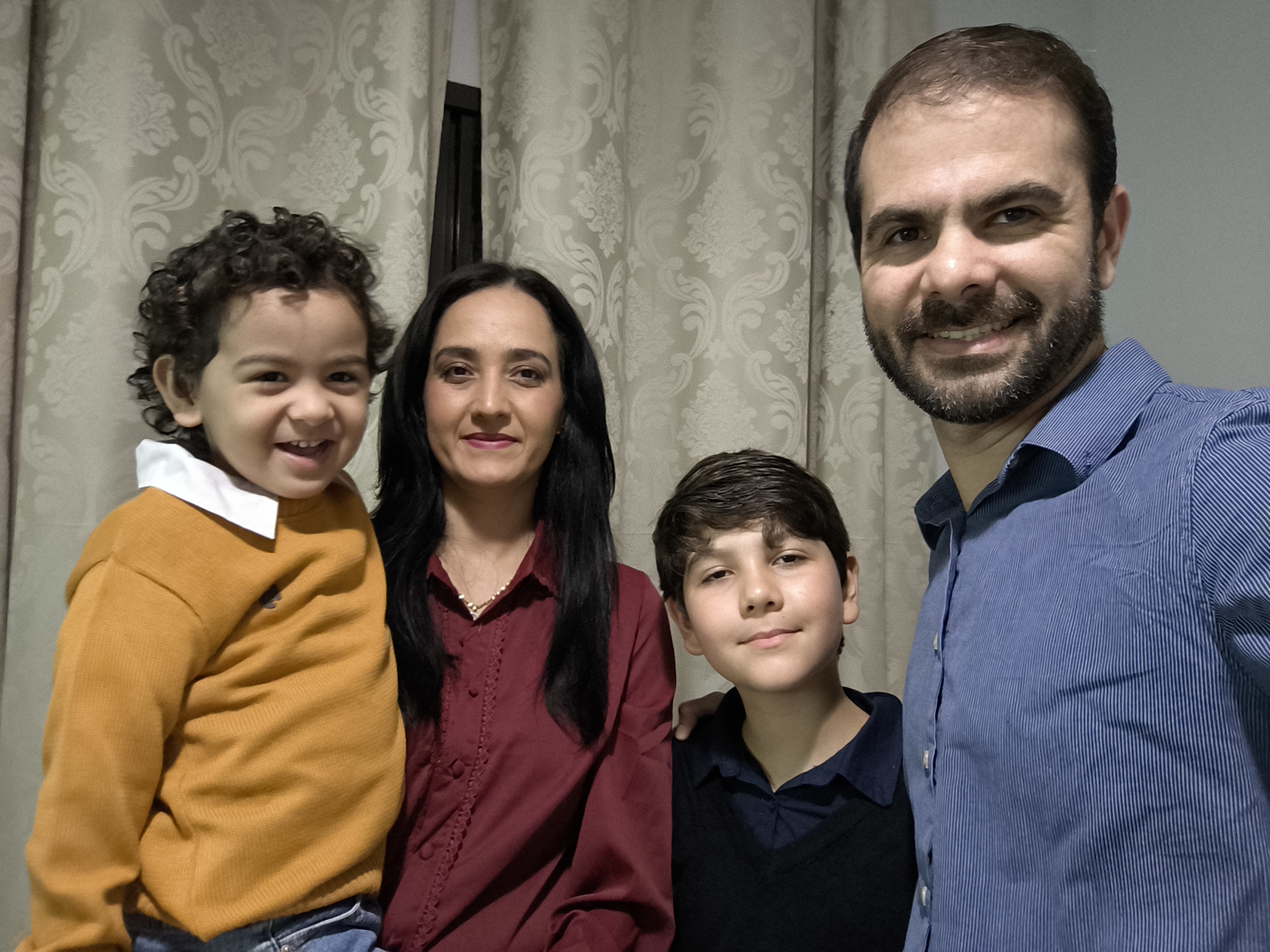 Os quatro juntos em casa